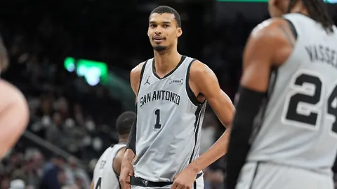 豪掷2.2亿年薪难挽球队颓势，NBA超级巨星恐成价值被高估队长